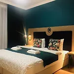 La Via ***